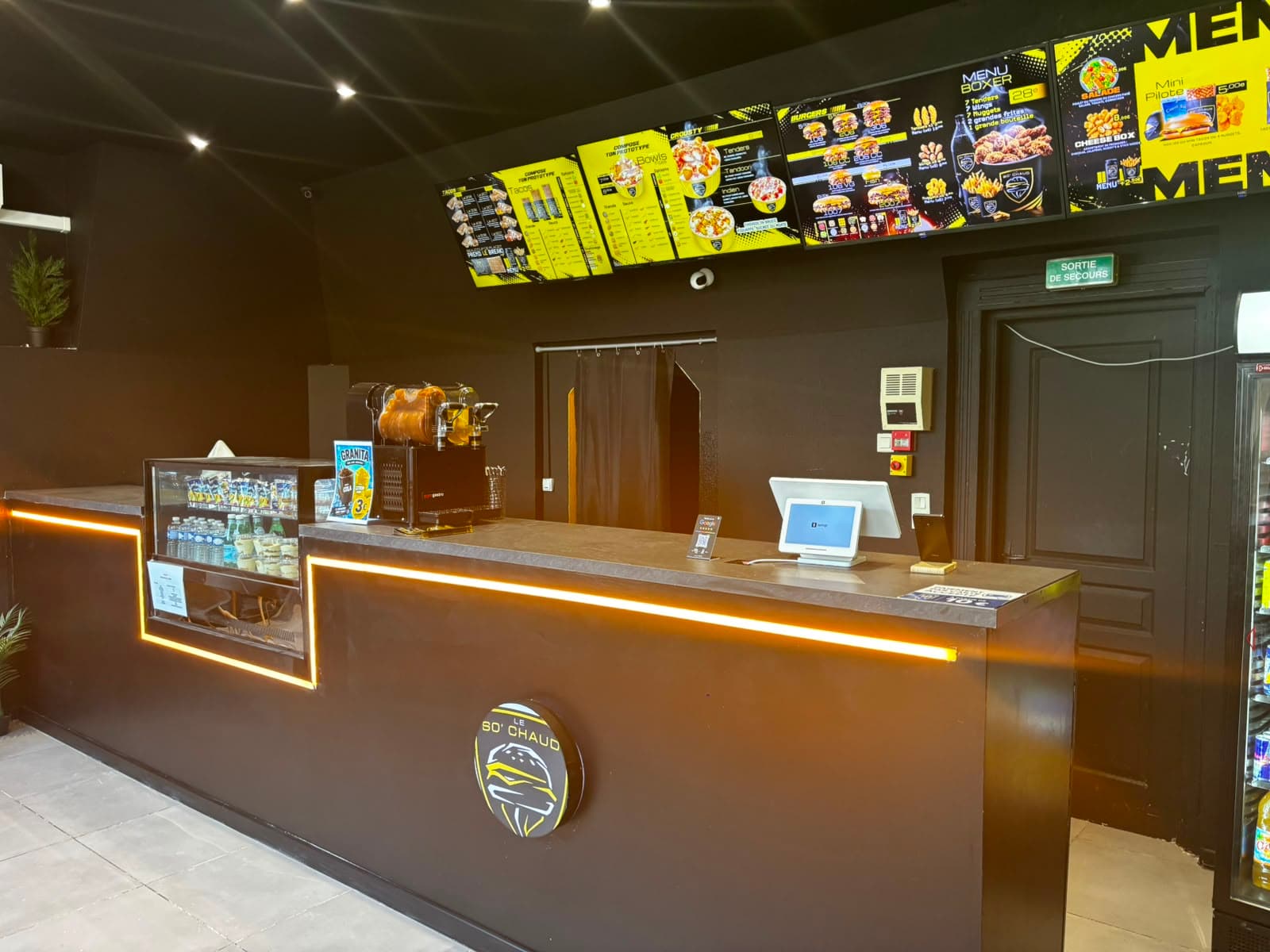 Intérieur chaleureux du snack Docteur Burger à Mulhouse